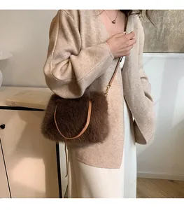 Detailansicht der dunkelbraunen Kunstfell-Schultertasche zu einem lässigen Herbst-Outfit