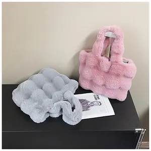 Plüsch-Einkaufstaschen in Rosa und Grau mit flauschiger Noppenstruktur im Regal