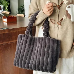 Sac fourre-tout doux en peluche gris foncé à texture côtelée et poignée à pompons