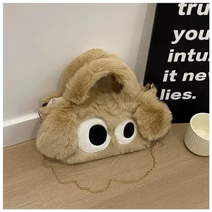 Détail du sac en peluche kaki avec yeux de dessin animé et texture douce en fausse fourrure