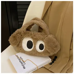 Détail du sac peluche chiot avec grands yeux de dessin animé et chaîne dorée