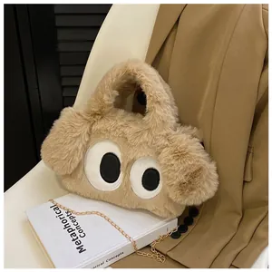 Détail du sac chiot en peluche avec texture kaki douce et motif de grands yeux mignons