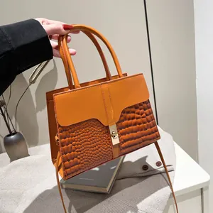 Sac à main marron orange à motif crocodile avec fermoir rotatif doré élégant