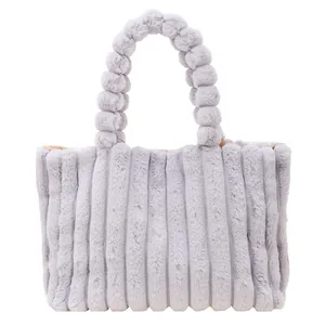 Sac cabas en peluche gris clair avec coutures verticales et texture en fausse fourrure