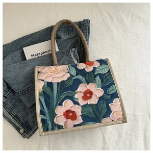 Vue détaillée du sac cabas en lin bleu à fleurs avec poignée en corde de chanvre