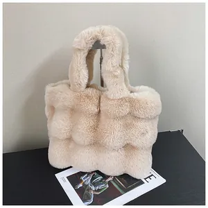 Detailansicht einer gesteppten Plüsch-Tragetasche in Creme mit weicher Kunstfell-Textur