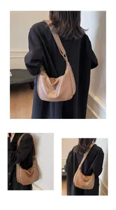 Détails du sac à main marron avec texture plissée et bandoulière dorée réglable