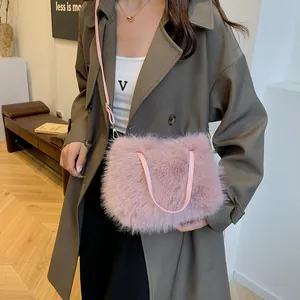 Plüschige rosa Kunstpelz-Umhängetasche mit Lederriemen für den Herbst und Winter