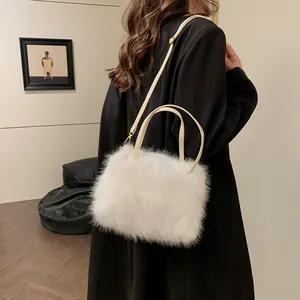 Weiße Kunstfell-Handtasche mit flauschiger Textur und abnehmbarem Schultergurt
