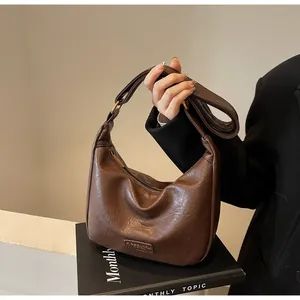 Détail du sac hobo marron vintage en simili cuir texturé avec finitions précises
