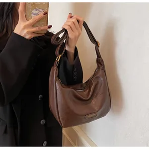 Sac à bandoulière marron en similicuir avec texture plissée rétro et sangle réglable