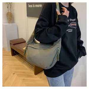 Détail du sac hobo en nylon vert olive avec poches zippées et tirettes tissées