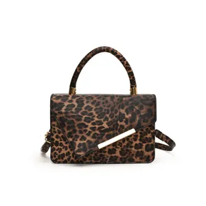Sac bandoulière léopard avec détails dorés et rabat asymétrique élégant