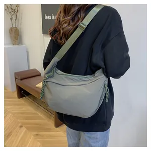 Sac bandoulière en nylon vert olive en forme de croissant porté pour le style