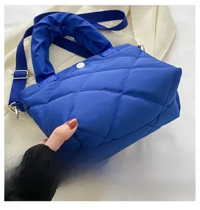 Detailansicht des gesteppten Bodens und der geräumigen Seite dieser blauen Nylon-Beuteltasche