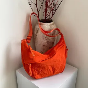 Grand sac à bandoulière en nylon orange vif de style besace avec sangle réglable