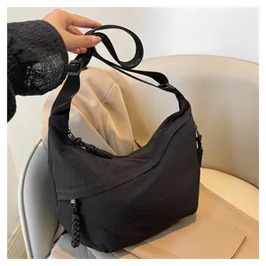 Bolso bandolera grande de nailon negro con correa ajustable y detalle de cremallera