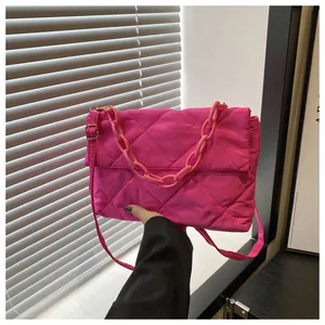 Sac bandoulière matelassé rose vif avec chaîne décorative et bandoulière réglable