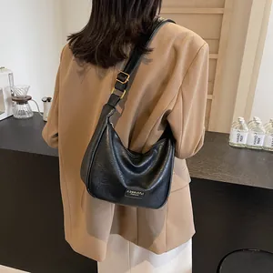 Sac hobo noir tendance en forme de lune avec bandoulière réglable et détails dorés