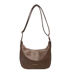 Sac bandoulière demi-lune marron foncé en cuir texturé avec sangle réglable