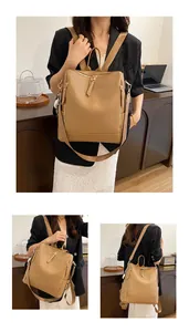 Detail des khakifarbenen Rucksacks aus Kunstleder mit Lychee-Narbung und Goldreißverschlüssen
