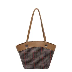 Sac fourre-tout à motif pied-de-poule avec poignées en similicuir marron et détails argentés