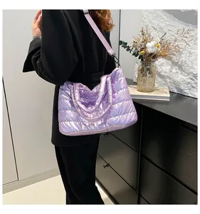 Sac fourre-tout matelassé violet métallisé moderne avec finition brillante et sangle