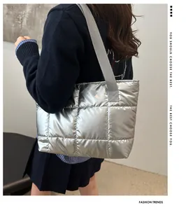 Detailansicht der gesteppten metallisch-silbernen Puffer-Tote-Bag mit wattierter Textur