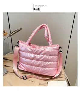 Detail van roze metallic gewatteerde shopper met zachte handgreep en verstelbare schouderriem