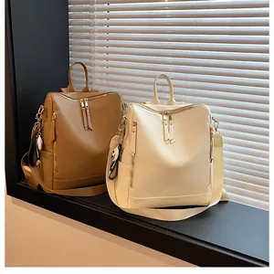 Detailansicht der PU-Lederrucksäcke in Braun und Beige mit modischen breiten Trägern
