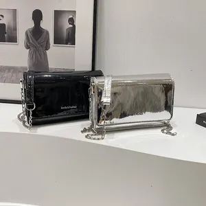 Minimalistische vierkante crossbodytas van glanzend zwart en metallic zilver PU-leer