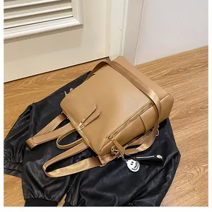 Detail eines hellbraunen PU-Lederrucksacks mit verstellbaren Trägern und Reißverschlüssen