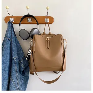 Brauner Kunstleder Rucksack mit abnehmbarem Schultergurt und dekorativem Anhänger
