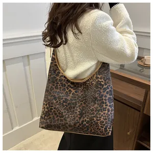 Sac hobo tendance à imprimé léopard porté par un mannequin dans un style urbain chic