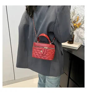 Dettagli della borsa a tracolla rossa trapuntata in pelle PU con ciondolo a fiore d'oro