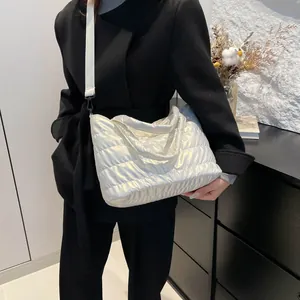 Sac bandoulière matelassé blanc brillant avec large sangle, style mode hivernale chic