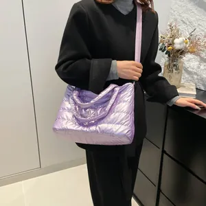 Sac à bandoulière chic en coton matelassé violet clair avec fini brillant métallisé