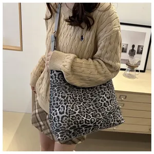 Détail du sac cabas tendance à imprimé léopard avec bandoulière grise souple