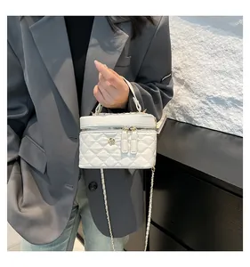 Mini borsa a scatola bianca trapuntata con catena dorata e fibbia in metallo a camelia