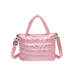 Sac à bandoulière matelassé rose au fini métallisé avec une texture rembourrée