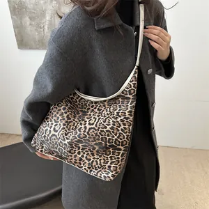 Grand sac fourre-tout à motif léopard avec bandoulière blanche pour un style chic féminin