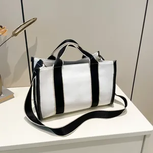 Minimalistische Canvas-Einkaufstasche in Schwarz-Weiß-Kontrast mit Schultergurt
