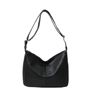 Grote zachte zwarte leren hobo tas met verstelbare riem en een minimalistisch design