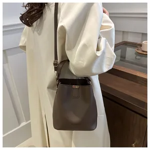 Sac seau marron avec gaufrage FASHION et détail de bandoulière réglable pratique