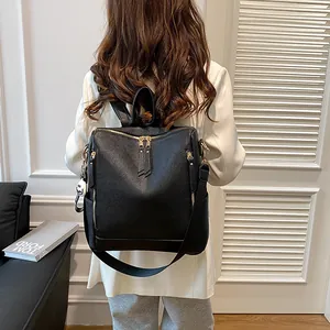 Moderner schwarzer Lederrucksack für Damen mit goldfarbenen Reißverschlüssen und Stil