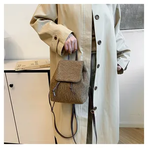Mini sac à dos marron en polaire avec cordon de serrage et fines bretelles élégantes