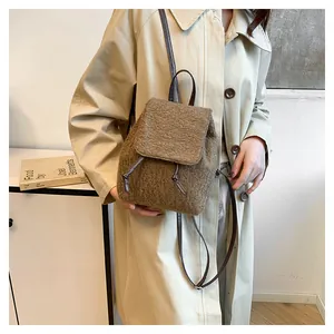Mannequin portant un sac à dos en peluche camel foncé avec cordon et style vintage épuré