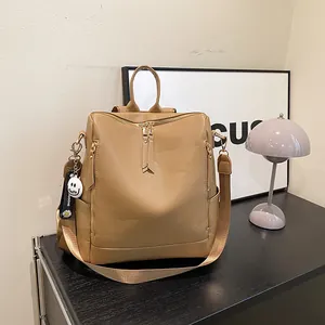 Modischer khakifarbener PU-Leder Rucksack mit Goldbeschlägen und Blumenanhänger
