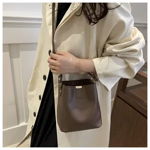 Détail de l'intérieur et de l'extérieur du sac seau en cuir PU avec gaufrage FASHION