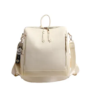 Schicker beiger Damenrucksack aus Kunstleder mit breiten Trägern und Anhängern